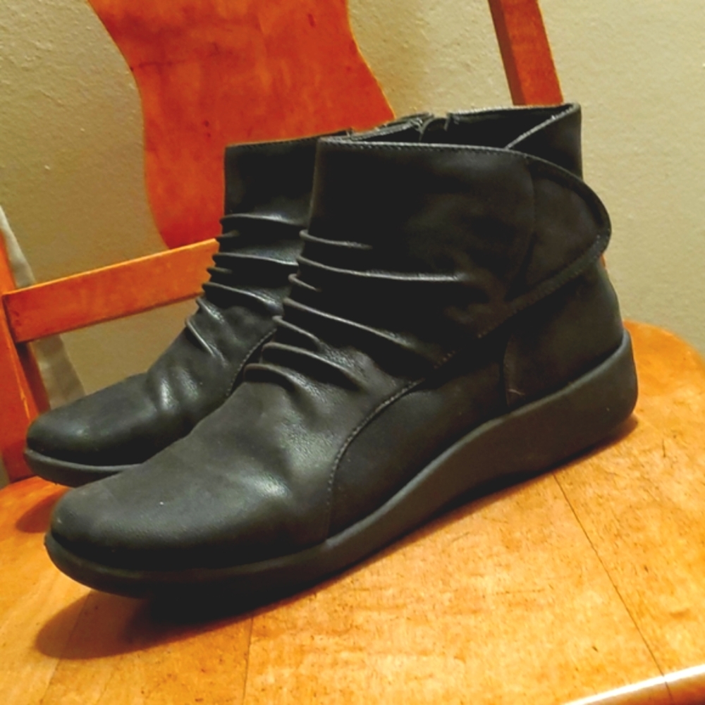 Clark's boots - Picture 2 of 6